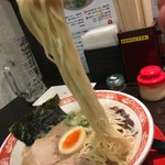 呼び戻しとんこつ 光四郎 - 光四郎ラーメンの麺リフト