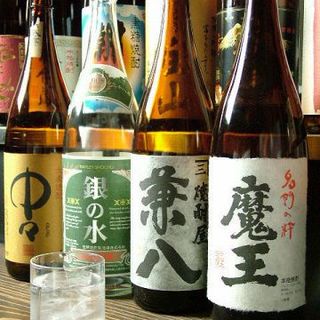 We also have a wide variety of local sake from all over the country that enhances the seasonal ingredients.