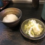 Itsuchiyouitsutan - 焼鳥丼の付け合せで最初に出てくる、大根おろしとお新香。