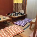 冨がし - お店奥にある小上り、3卓