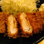 とん喜 - 今風のピンク色ではないけど、丁度良い熱の入り具合。