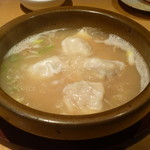 Motsunabe Mizutaki Kiwami - 餃子は鳥スープでグラグラ煮られております！