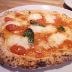 フレイズ フェイマス ピッツェリア - さくさくっとしたコルニチオーネがおいしいマルゲリータ。