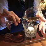 バー チェロキー - カクテルは丁寧に、繊細に作られていきます（承認済み）