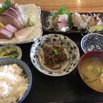 朝市食堂 - 野母崎御膳1.650円。お刺身６点盛りに小鉢とあら汁付き。