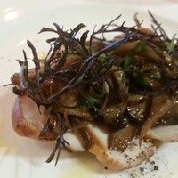 アントューカ - スモークチキンに色々乗ってる感じ(冷)。
                色の黒いチリチリ葉っぱ乗せはあまり美しくは感じなかったなぁ(笑)