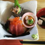 海さくら - 海鮮丼（中）、お吸い物です。