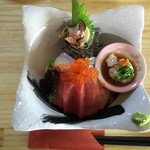 海さくら - 海鮮丼（中）、右サイドは白子です。