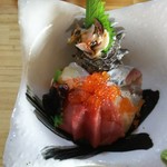 海さくら - 海鮮丼（中）、白子をよけると、下にもお刺身です。