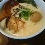 らーめん 麺泥棒 - とんこつラーメン煮卵ﾄｯﾋﾟﾝｸﾞ