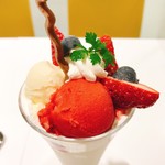 苺とベリーのパフェ¥1,080