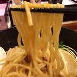 にぼ神 角ふじ - 「金の素」麺リフト。麺は自家製、機械打ち角刃麺、ストレートのかなりの極太麺である。