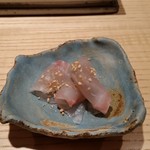 鮨 巳之七 - 真鯛。真鯛の中は、このわた。