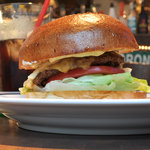 クリッターズバーガー - 横から見たチーズバーガー