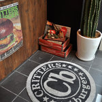 クリッターズバーガー - 店舗入り口、レジカウンター前