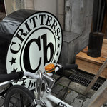 クリッターズバーガー - 店舗外の看板にあるロゴ