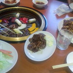 むさしや - 左から野菜盛、マトン、サフォークラム大盛、奥は牛カルビです。