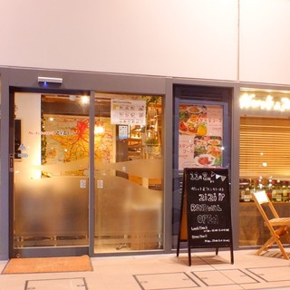 ショッピングや通勤の途中に立ち寄れる好立地も自慢