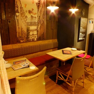 古材風のウッディなインテリアがくつろぎのひとときを演出