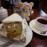 Micky's Cafe - チョコチップ入りカボチャのシフォンケーキ＆セットの紅茶