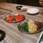 焼肉 ジャンボ - ナムルとキムチ