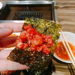焼肉 ジャンボ - ユッケと海苔で。