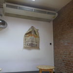 Ceresia Coffee Roasters - 壁面にはコーヒー豆の袋がオブジェのようにくくりつけられていました。