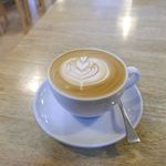 Ceresia Coffee Roasters - ラテアートが美しい「カフェラテ」を飲んでみると、コーヒーの風味はもちろんのこと、ミルクの味わいが濃厚で、どことなく角が取れたかのような美味しさが感じられる1杯でした。