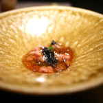 エクアトゥール - 和牛タルタルと白クラゲ　コンソメジュレ　キャビア添え
