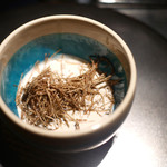 エクアトゥール - 虎河豚白子のフランと黒トリュフ