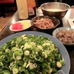 おうさか苑 - 「焼く前のねぎ焼き」：生地を2/3位流してから、具をのせます！