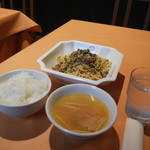 中国大明火鍋城 - スープがセット。ご飯はランチタイムサービス♪