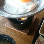 虹岳島荘 - 卵は生でも、とのことですが、ベーコン1枚焼くのもね～～～。