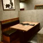 YAKINIKU A FIVE 徳 - 段上げテーブル席