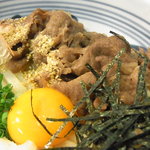 手造りうどん 楽々 - お肉アップ（お肉はグラム1000円位の肉を使っていると聞いたことがあります。震災の後だったので、赤字なのでは？）