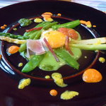 エルパーニャ ミロ - 「フラメコ風目玉焼き」グリンピースのピューレ、西条の矢野さんのアスパラ　インゲン・スナック・絹サヤ・トマトのクーリー・生ハム・チョリソー　3種のモホ