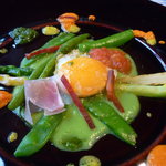 エルパーニャ ミロ - 「フラメコ風目玉焼き」グリンピースのピューレ、西条の矢野さんのアスパラ　インゲン・スナック・絹サヤ・トマトのクーリー・生ハム・チョリソー　3種のモホ