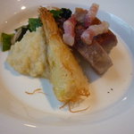 エルパーニャ ミロ - スペイン産イベリコ豚の肩肉のソテー、筍のピューレ・筍のカダイフ包み焼き　ワカメと新タマネギのサラダ添え