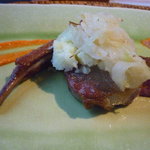 エルパーニャ ミロ - オーストラリア産骨付き仔羊のソテー、新ジャガ・新タマネギ・ロメスコ　レンズ豆のマスタードサラダ添え