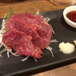 h Meibutsu Toukyou Yakiton - 馬刺し580円