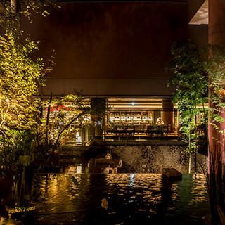 Restaurants facing the central courtyard of the hotel