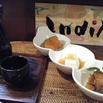 インディ庵 - チョイ寄りセットの熱燗とお惣菜3種盛