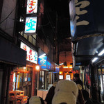 今日は久しぶりに大阪・鶴橋に焼肉を食べにきたボキら。
          鶴橋には焼肉店がたくさんあるけど、
          お気に入りのお店の一つはこちらの焼肉『空(そら)』なの～
          お店の前はいつも行列ができてる人気店なんだよ。