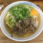 弥太郎うどん - 肉うどんに月見トッピング