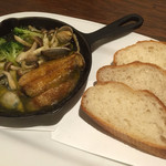 昭和食堂 - 牡蠣ときのこのアヒージョ
