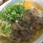 弥太郎うどん - 肉うどんに月見トッピング