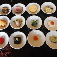 祇をん 豆寅 祇園店 - 豆皿おばん菜12点