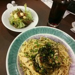 Kamakura Pasuta Iasu Taka Oten - 日替わりランチパスタ、アイスコーヒー、サラダ