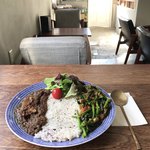 ラクーン - ハーフ&ハーフ 1000円(税込)
      ポークカレー
      今週のカレー／ほうれん草とトマトのカレー
