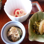 お料理 とみやま - 卯の花・香の物・トマトと蓮